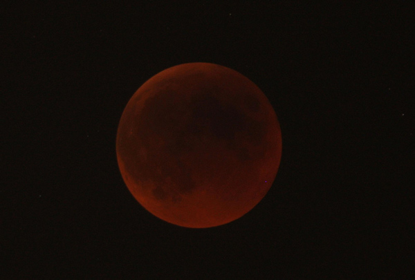 Total lunar eclipse turns the moon red