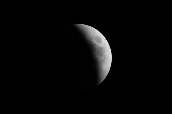 Total lunar eclipse turns the moon red