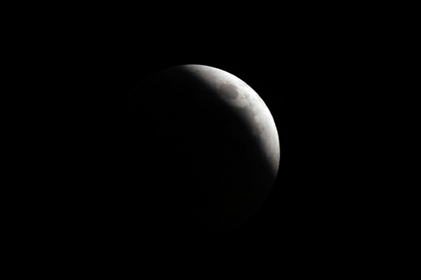 Total lunar eclipse turns the moon red