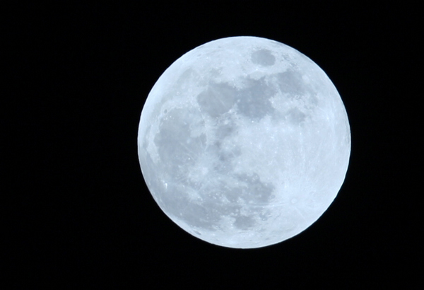 Total lunar eclipse turns the moon red