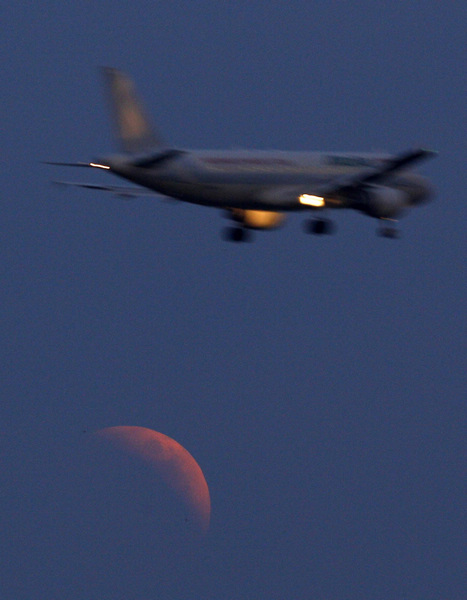 Total lunar eclipse turns the moon red