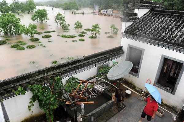 Mountain landslide kills 2 in E China