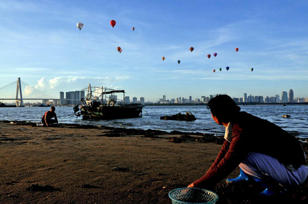 Hot air balloons adorn sky in Haikou