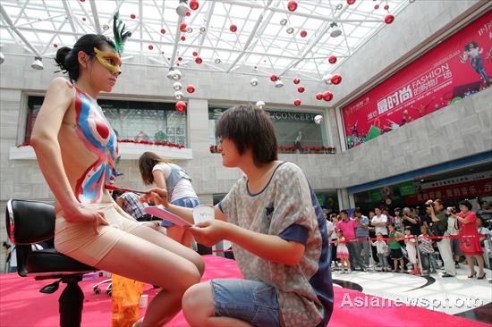 Body painting at shopping mall in E China
