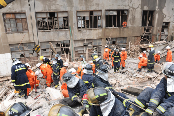 Building collapse buries 16 in East China city