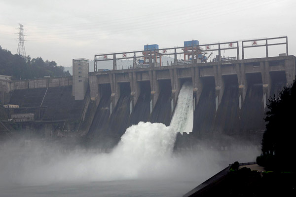 Swelling reservoir lets flood water go