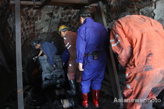 4 dead, 3 trapped in Central China coal mine flood