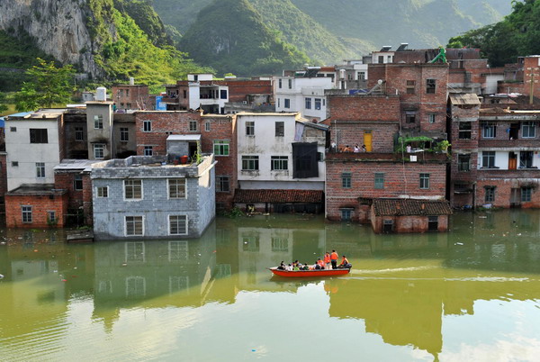 2,600 stranded by floods in S China county