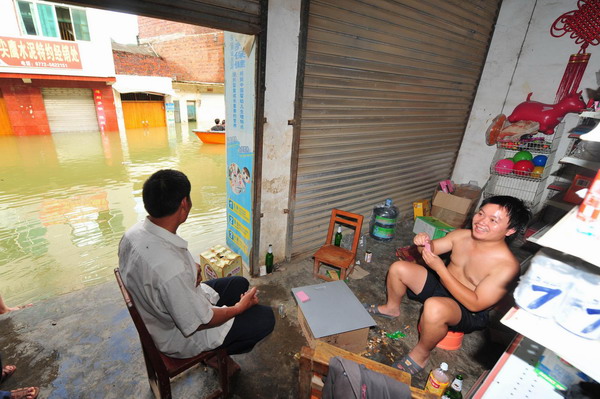 2,600 stranded by floods in S China county