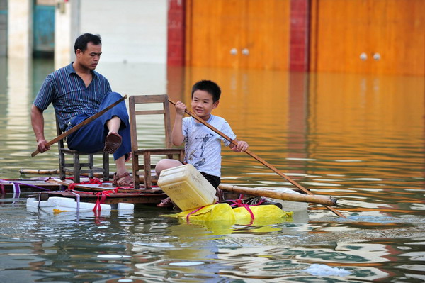 2,600 stranded by floods in S China county