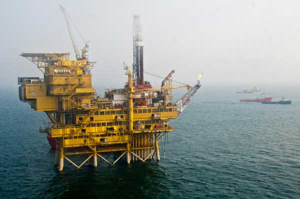 Oil cleanup work continues in Bohai Bay