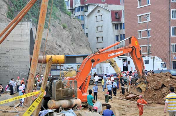 Tunnel cave-in traps 12 in NE China city