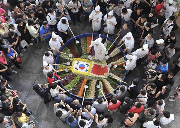 Big 'bibimbap' displayed at int'l food fair