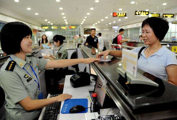 Fujian residents visit islands near Taiwan