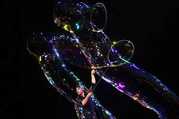 Gazillion Bubble Show amazes audience