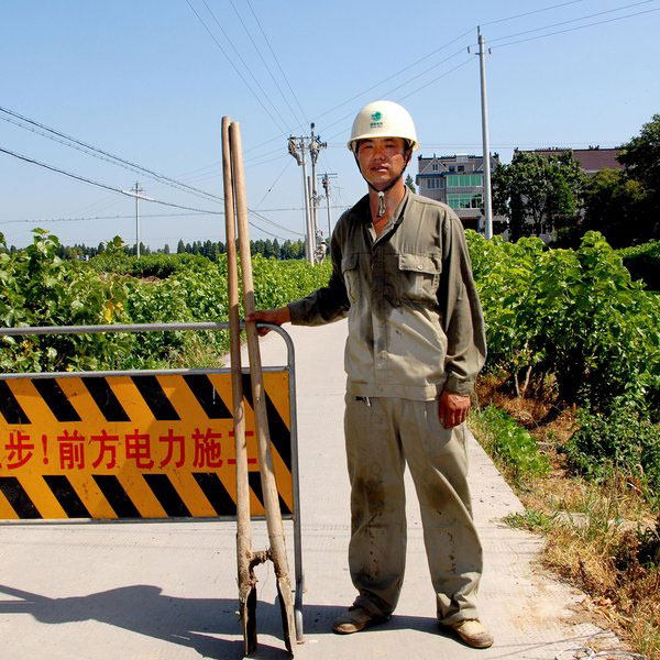 Workers slog away in hot, hard conditions