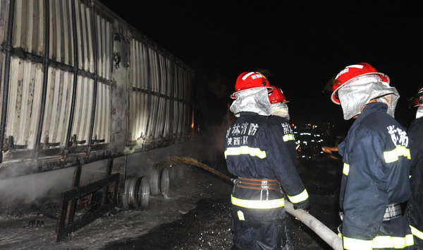 Oil tanker fire burns 9 vehicles, bridge