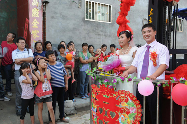 Newlywed couple gets a lift on their big day