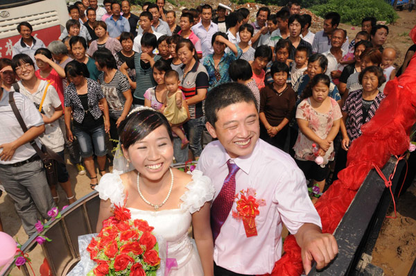 Newlywed couple gets a lift on their big day