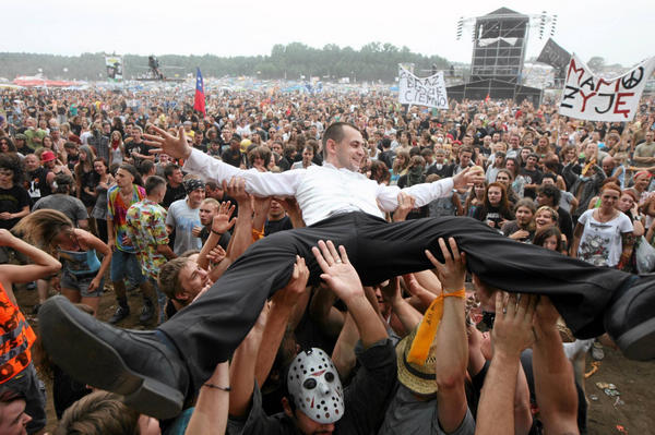 Revellers play in mud at Woodstock Festival