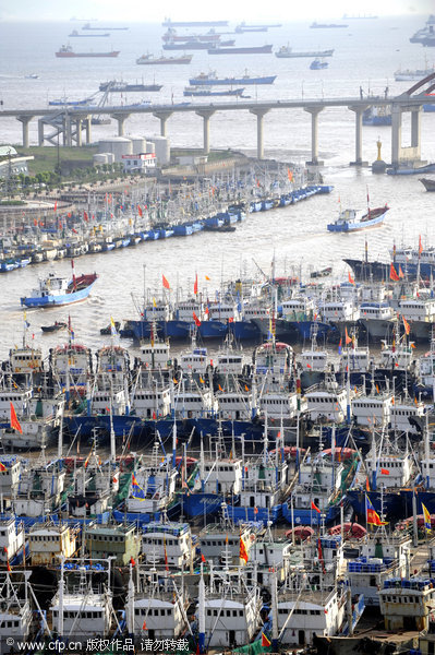 City recalls fishing boats as typhoon nears