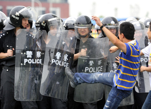 Riot control drill held in Chengdu