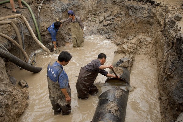 Burst water pipe floods Beijing street