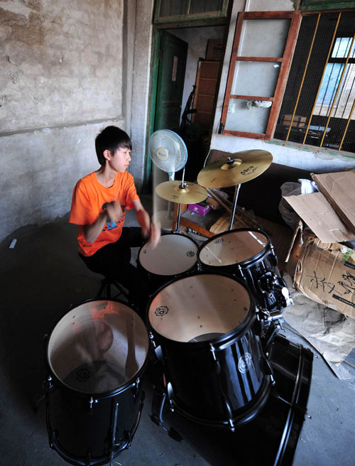 Makeshift musician's beat inspires netizens