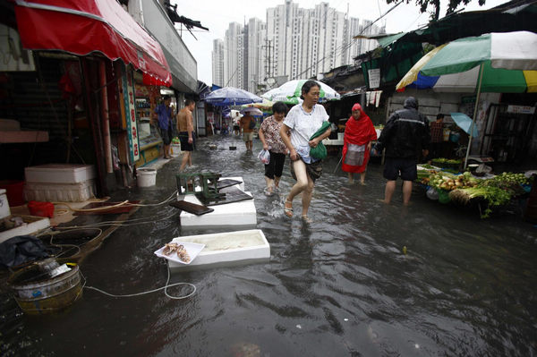 Heavy rain hits downtown Shanghai