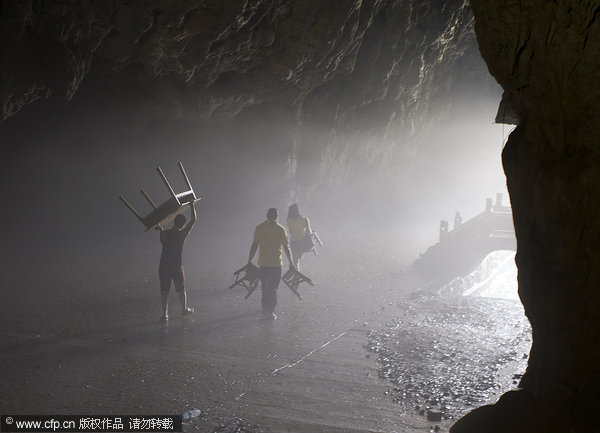 Summer heat drives mahjong players into cave