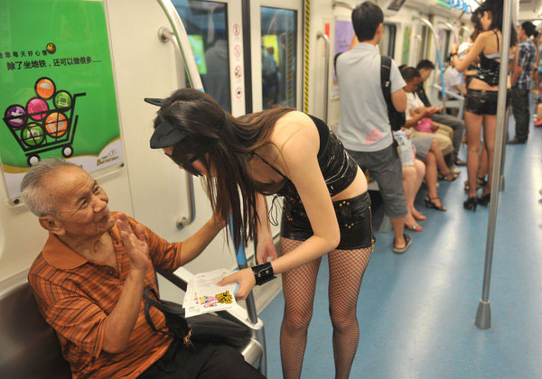 Sexy catwomen publicize civism in subway