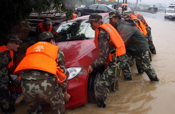 Storm lands in E China, triggering flood