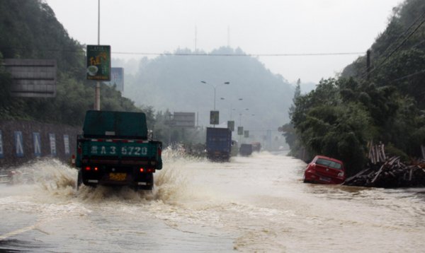 Storm lands in E China, triggering flood