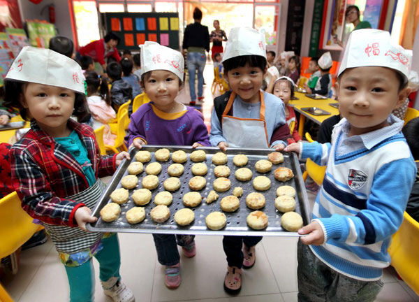 Children learn to make festival delicacy