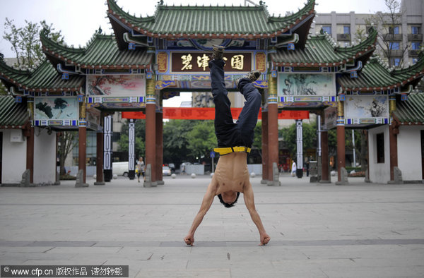 Thumbs up for Chongqing man