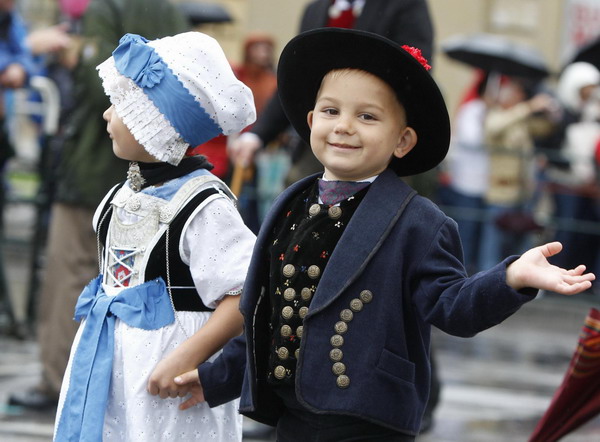 Oktoberfest parade starts in Munich