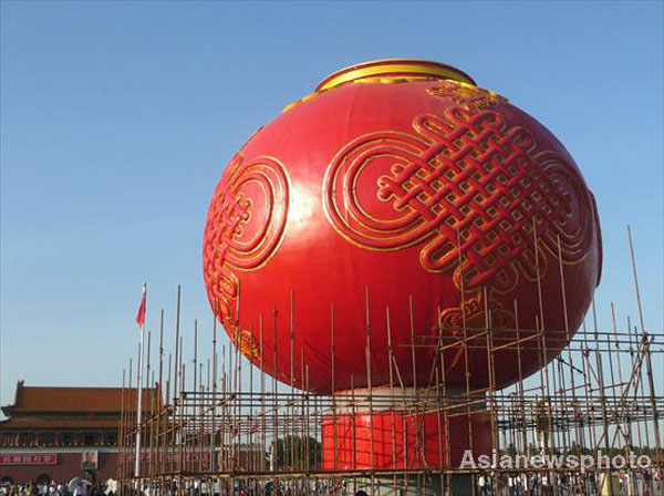 Giant lantern adorns Tian'anmen Square