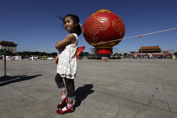 Giant lantern adorns Tian'anmen Square