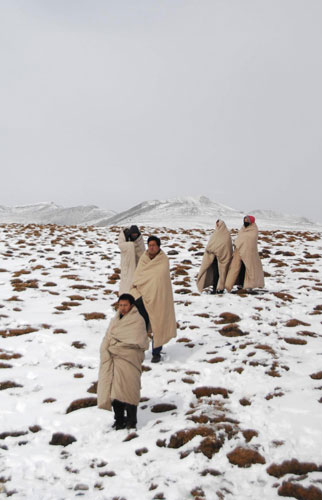 41 coach passengers trapped in snow, NW China