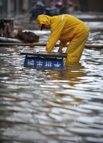 Tropical storm floods South China city