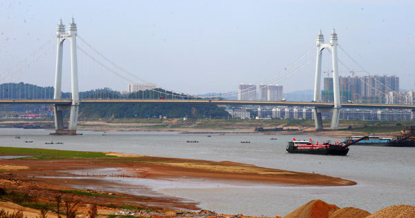 Drought shrinks Xiangjiang River in C China