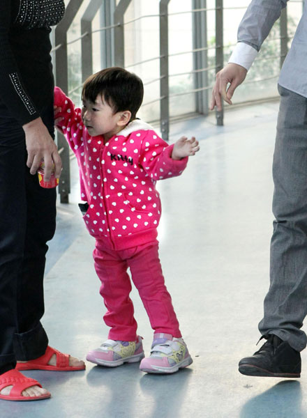 Wenzhou 'miracle girl' can walk again