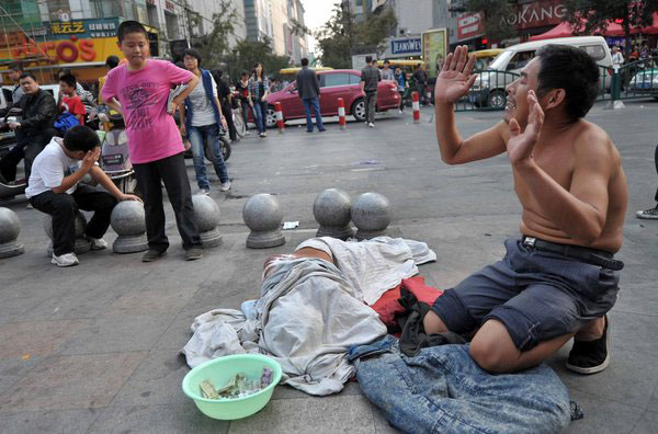 Policeman debunks street begging trick