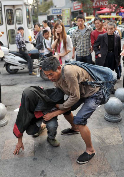 Policeman debunks street begging trick
