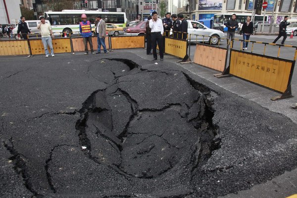 Road caves in, blocks traffic in Shanghai