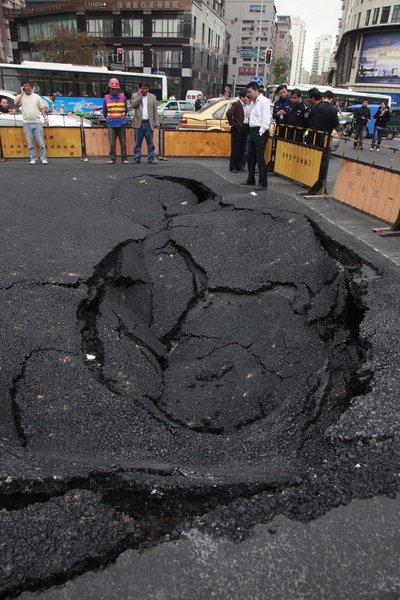 Road caves in, blocks traffic in Shanghai