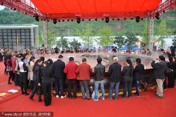 Giant hot pot feast in SW China