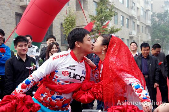 Wedding on bicycles