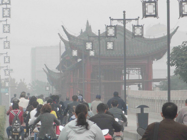 Dense fog shrouds E China