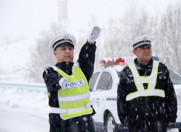 Heavy snow coats NW China's Altay